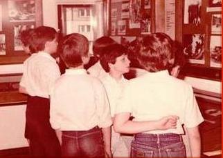 Patron i historia - zdjęcie przedstawia grupę uczniów ogldajacych eksponaty w Izbie Pamięci SP 330.